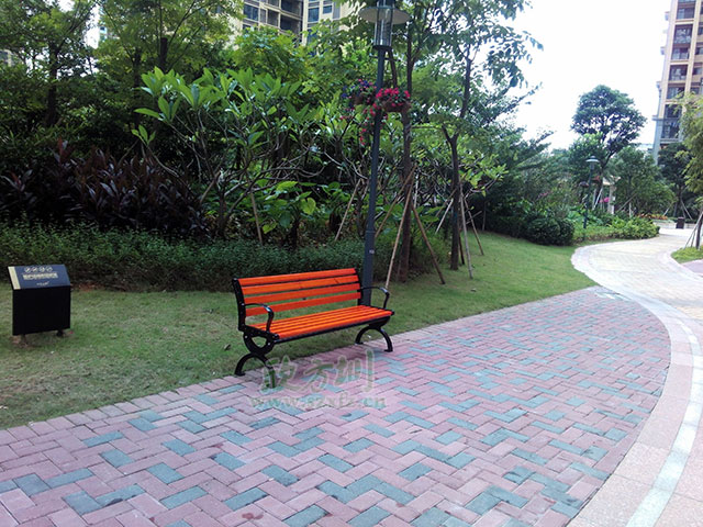  欣方圳垃圾桶廠家這里有您所需的各類垃圾桶產(chǎn)品和園林椅休閑椅，您只需要關(guān)注一下您身邊的市場(chǎng)或者來欣方圳官網(wǎng)瞧一瞧。您可以在欣方圳官網(wǎng)的案例里面，看到全國各地區(qū)的用戶案例及各種類型的用戶選擇。這不，深圳觀瀾的一位客戶又一次來我司欣方圳科技有限公司購買了一批鑄鐵有靠背園林椅。       欣方圳的這批P27鑄鐵有靠背園林椅椅腳模具使用電腦雕刻，比一般廠家人工模具鑄鐵椅腳表面更光滑平整。耐壓性極強(qiáng)，同時(shí)具備很強(qiáng)的耐熱、耐磨、耐蝕、耐低溫的特性，鑄鐵有靠背園林椅，生產(chǎn)周期較短，給人以粗獷、莊重、穩(wěn)重的感覺，是戶外市政公共設(shè)施必選產(chǎn)品。    而且為了防止椅條在受力情況下往下變形，我們欣方圳的每一款休閑椅都在在椅條的下面加了兩條L30*3的熱鍍鋅角鋼加強(qiáng)支撐，加強(qiáng)椅條的支撐能力，有效的將承載力傳遞到椅腿上，防止椅條變形，加強(qiáng)休閑椅的抗沖擊能力，提高鑄鐵有靠背園林椅的壽命。