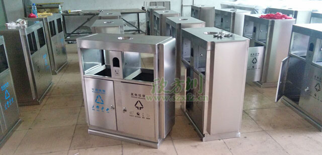 地鐵不銹鋼分類(lèi)垃圾桶工廠批量生產(chǎn)圖