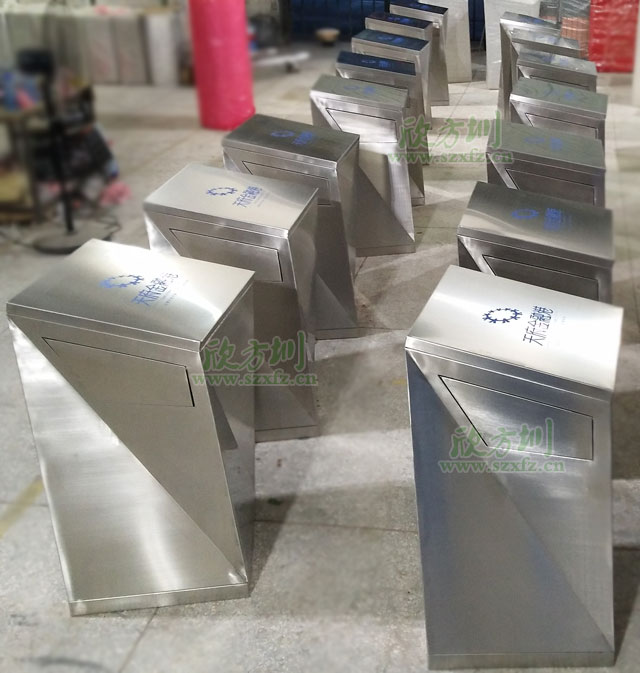 不銹鋼創(chuàng)意造型垃圾桶遠銷四川金融港樓盤