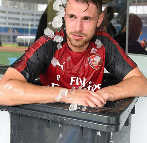 感受中國溫度！阿森納眾將集體鉆進(jìn)垃圾桶