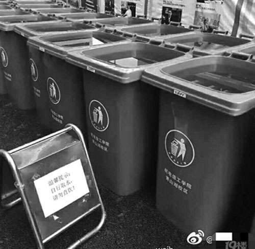 高校用垃圾桶儲(chǔ)水 上貼：自行取水、請(qǐng)勿直飲
