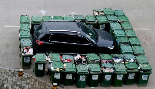 汽車被垃圾桶包圍是被惡搞還是得罪人了？