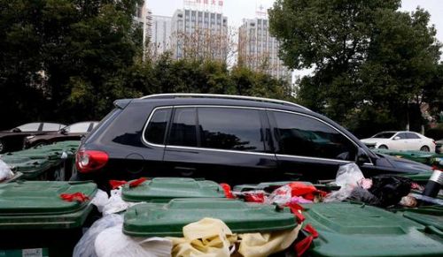 汽車被垃圾桶包圍是被惡搞還是得罪人了？