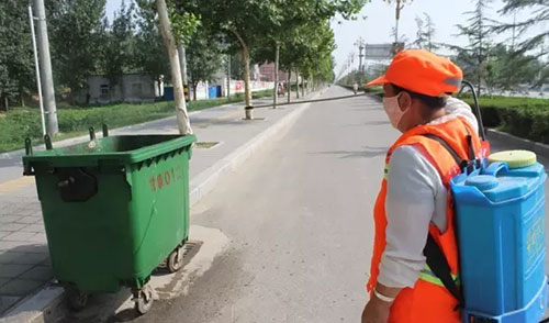 致敬環(huán)衛(wèi)工人，細(xì)心消除垃圾桶邊的蚊蠅