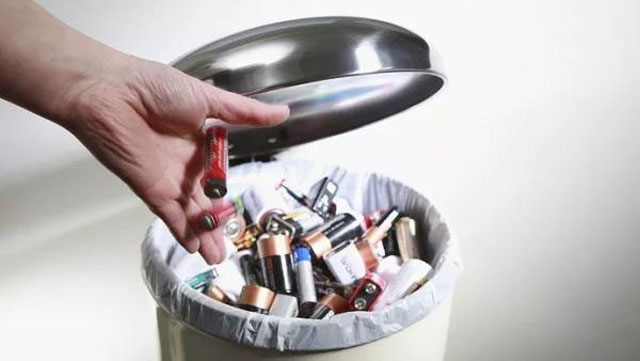 有害垃圾危害大，請(qǐng)投有害垃圾桶集中處置