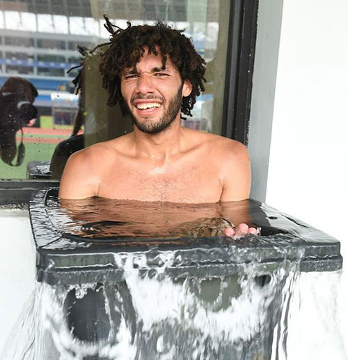 感受中國溫度！阿森納眾將集體鉆進(jìn)垃圾桶