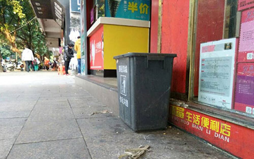 垃圾桶當足球踢？！城區(qū)大半年累計丟近千個垃圾桶